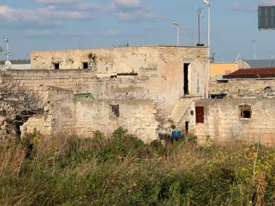 ...notiamo il rudere di quella che in origine poteva essere una masseria. Nonostante dia l�impressione di cadere letteralmente a pezzi, piccoli segni come alcuni panni stesi ci fanno capire come in realt� questo casolare sia diventato il rifugio di qualcuno